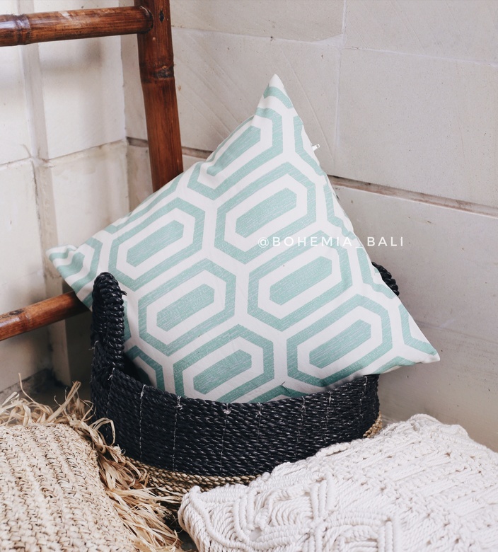 Подушка с геометрическим орнаментом мятного цвета
