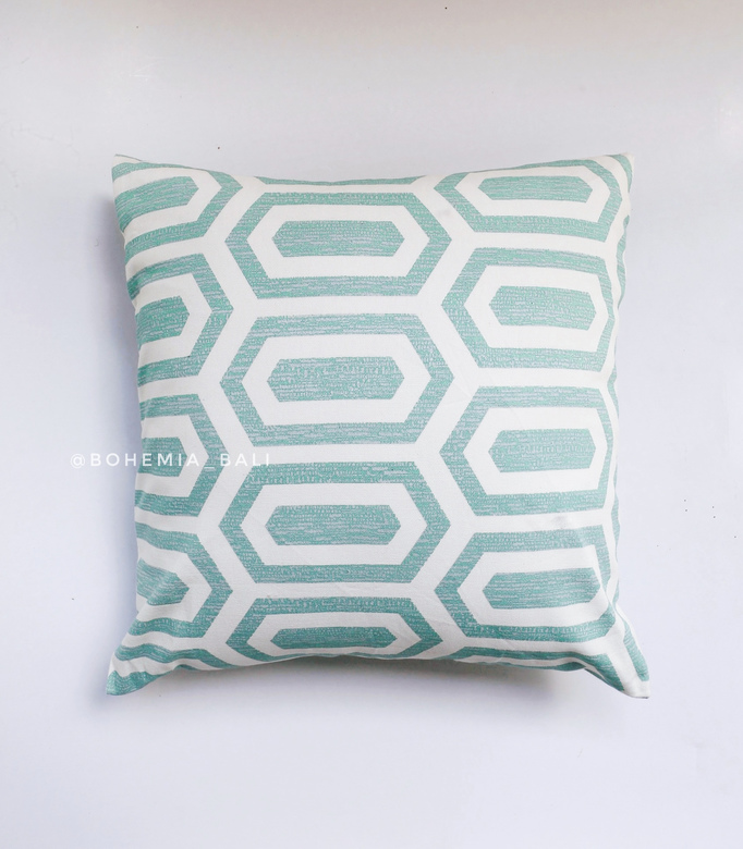 Подушка с геометрическим орнаментом мятного цвета