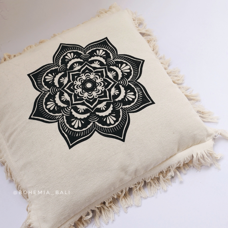 Подушка с бахромой белого цвета  мандала
