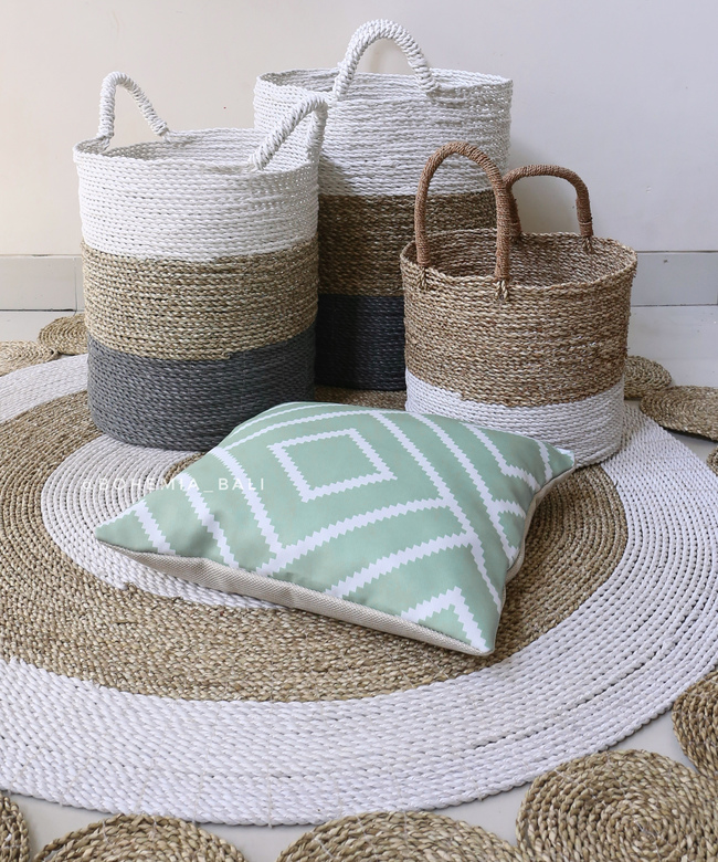 Подушка с орнаментом светло-зеленого цвета