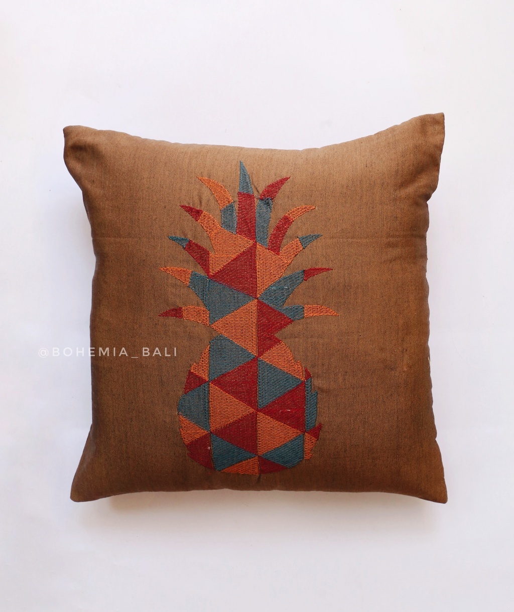 Подушка с вышивкой ананас