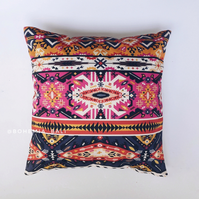 Подушка с ярким орнаментом