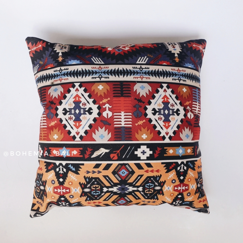 Подушка с ярким орнаментом