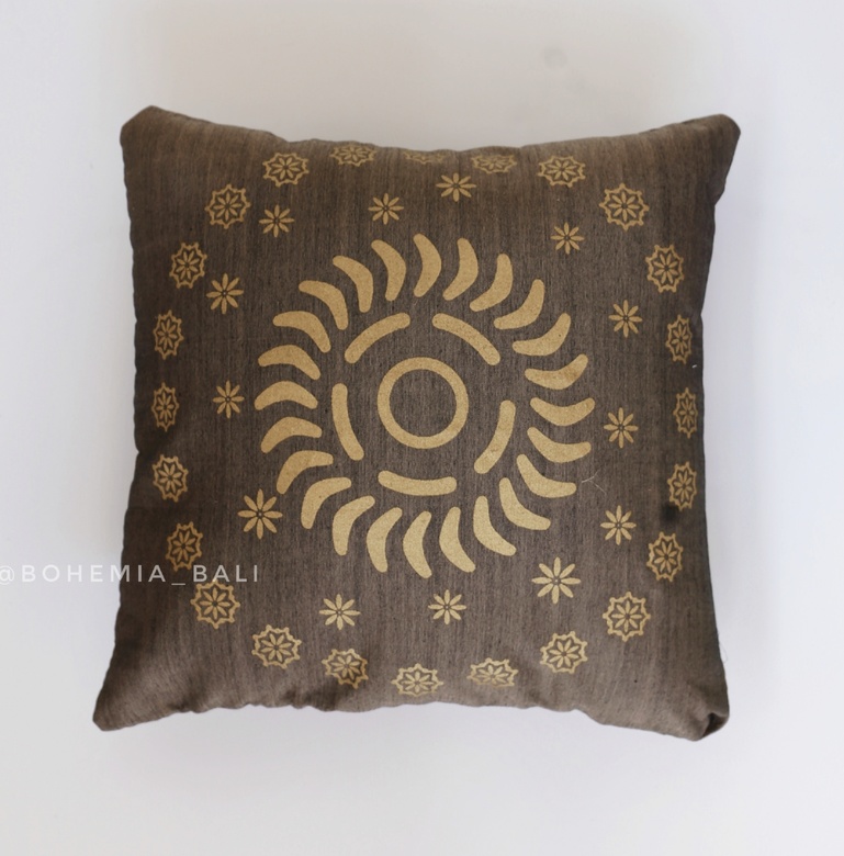 Подушка с золотым орнаментом