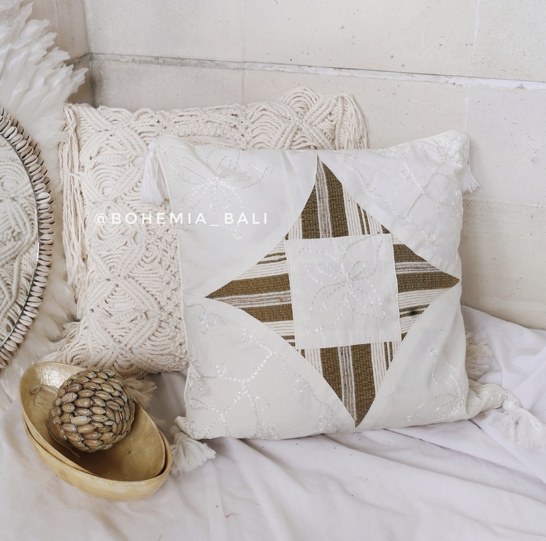 Подушка с белая с кисточками