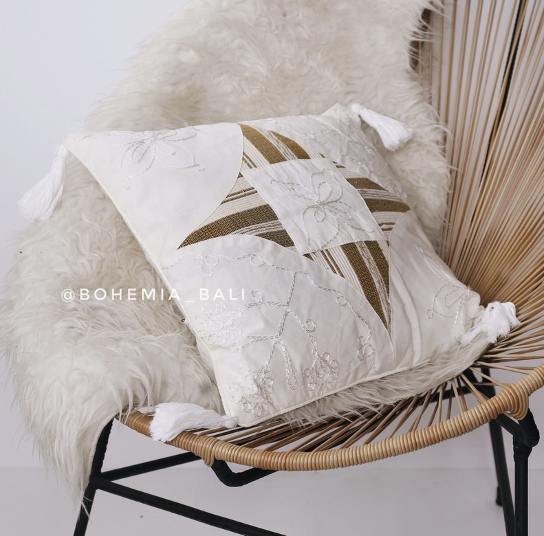 Подушка с белая с кисточками