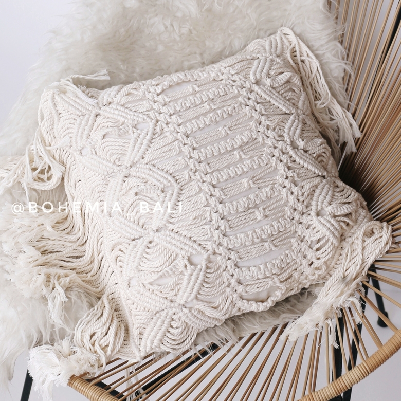 Подушка вязаная макраме