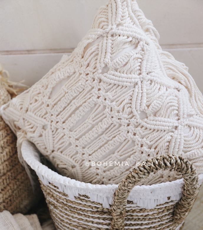 Подушка вязаная макраме