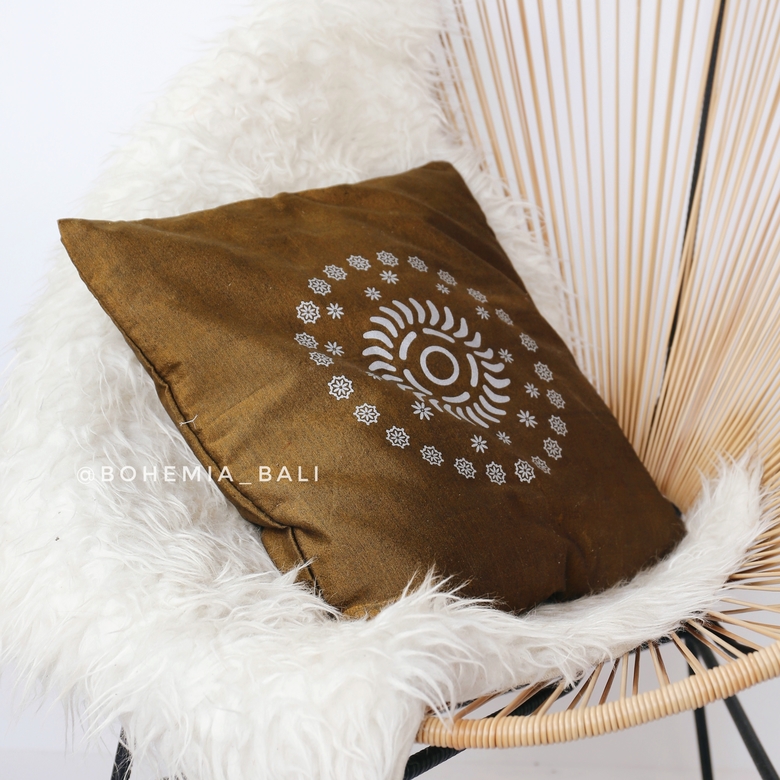 Подушка коричневая с орнаментом