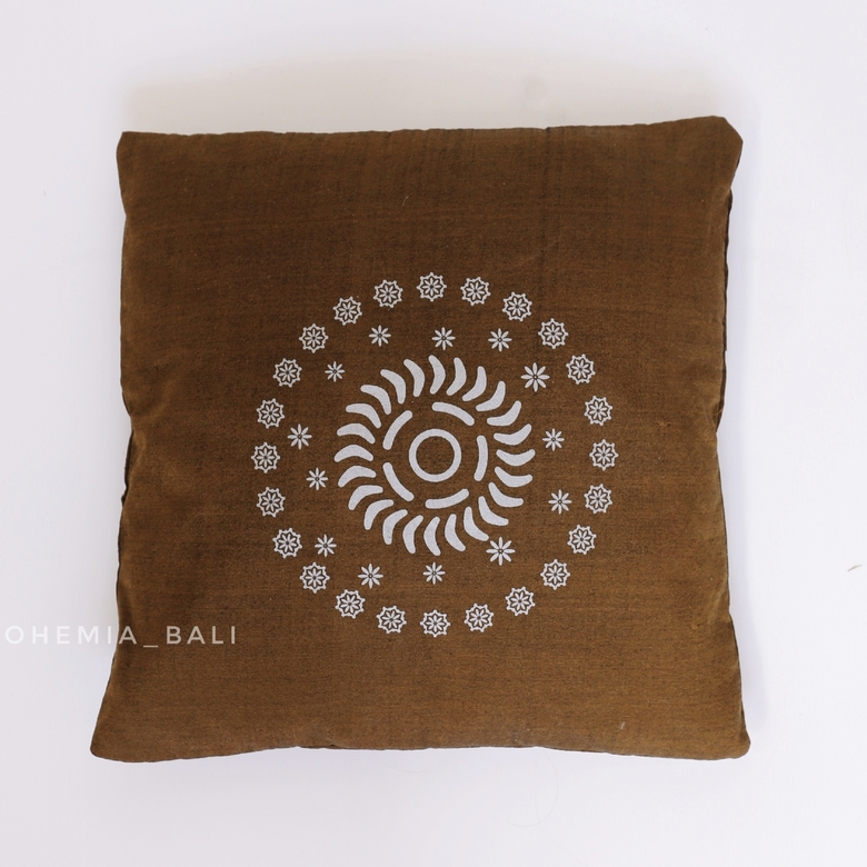 Подушка коричневая с орнаментом