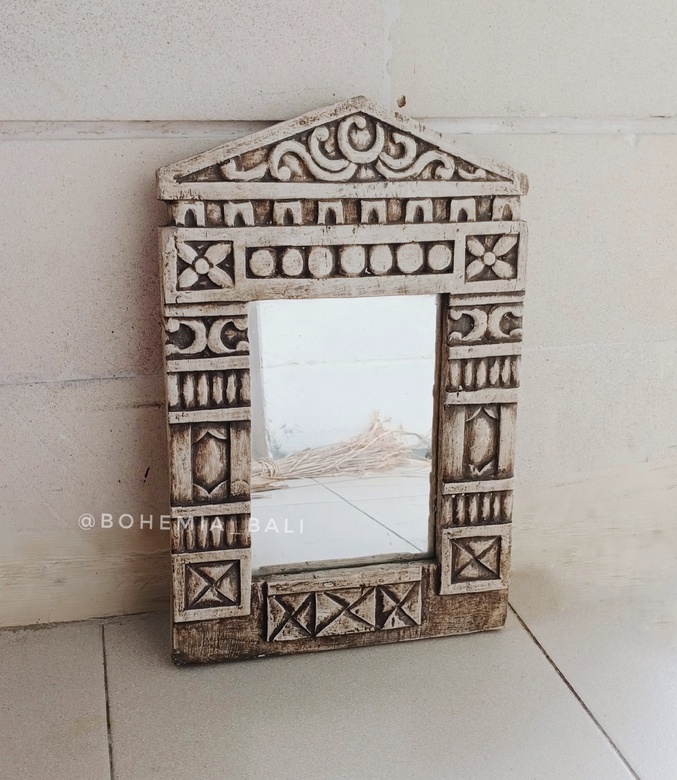 Зеркало в деревянной раме