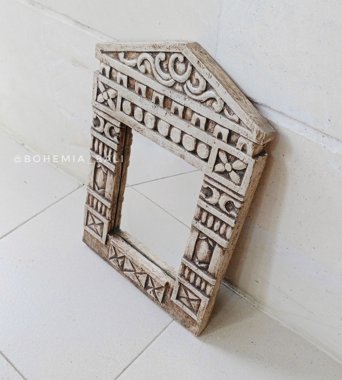 Зеркало в деревянной раме