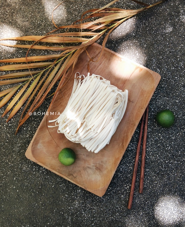 Плоское прямоугольное блюдо из дерева тик