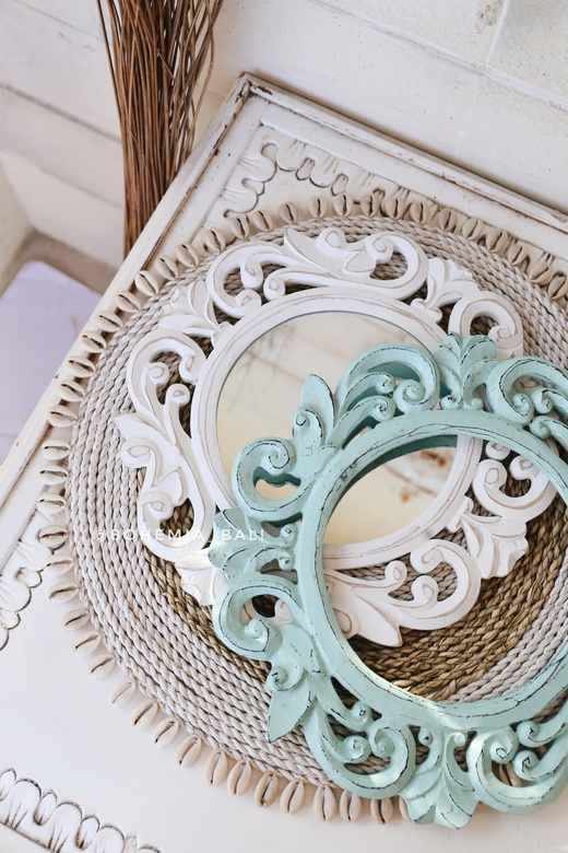 Зеркало в деревянной раме мятного цвета