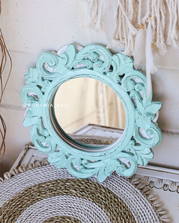 Зеркало в деревянной раме мятного цвета