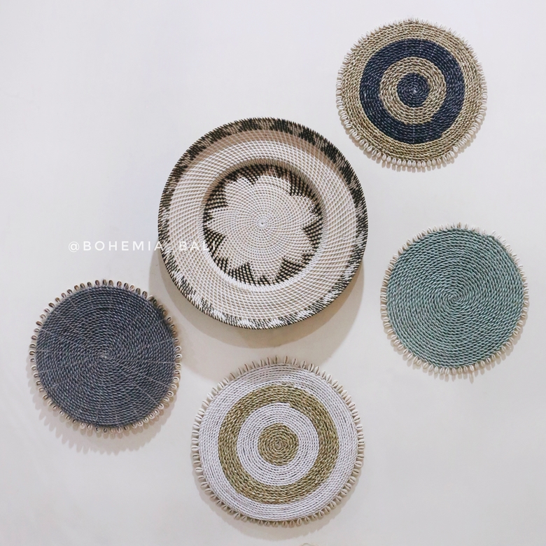 Плетеная салфетка с ракушками под приборы или элемент настенного панно