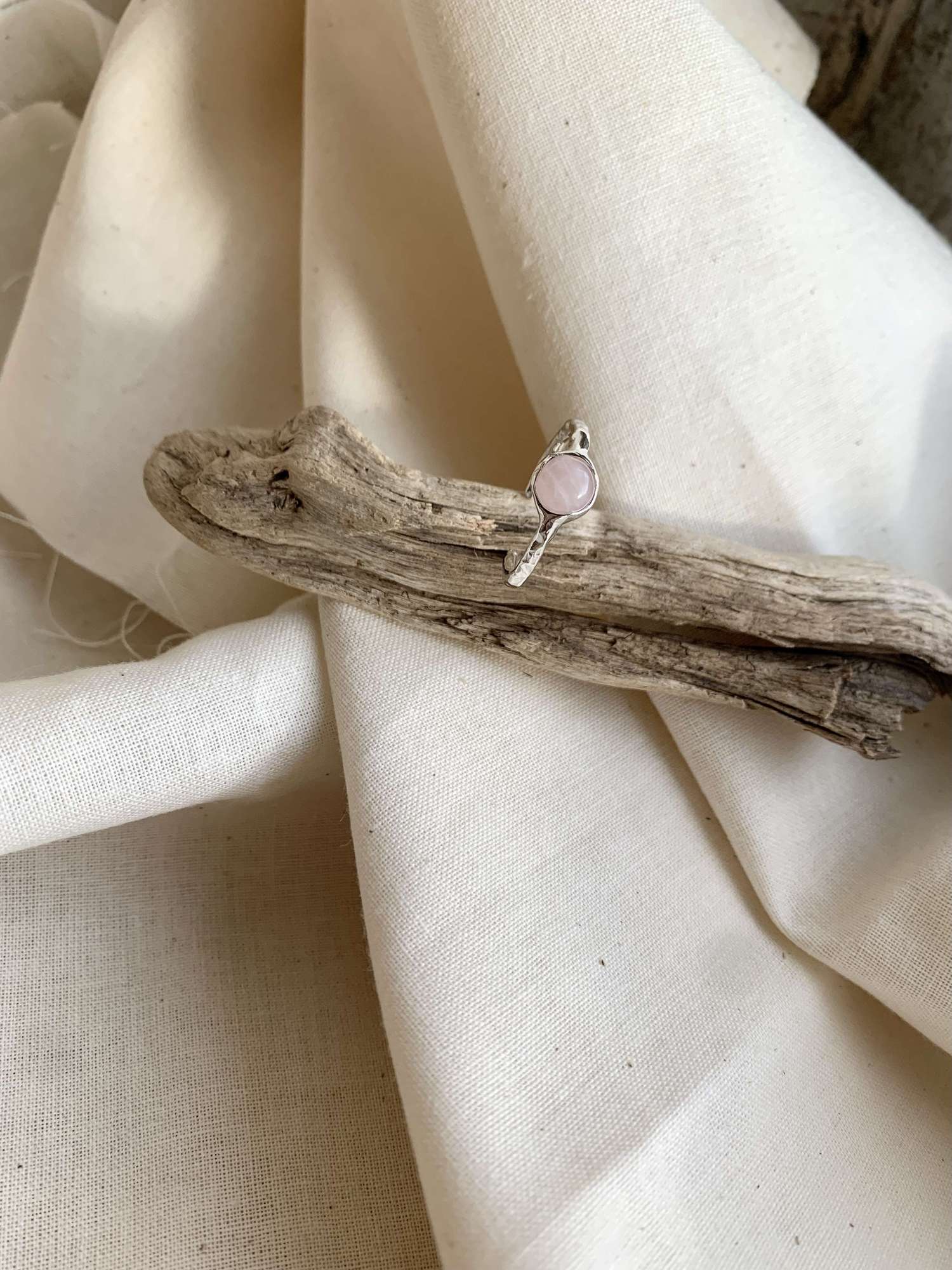 Кольцо с розовым кварцем