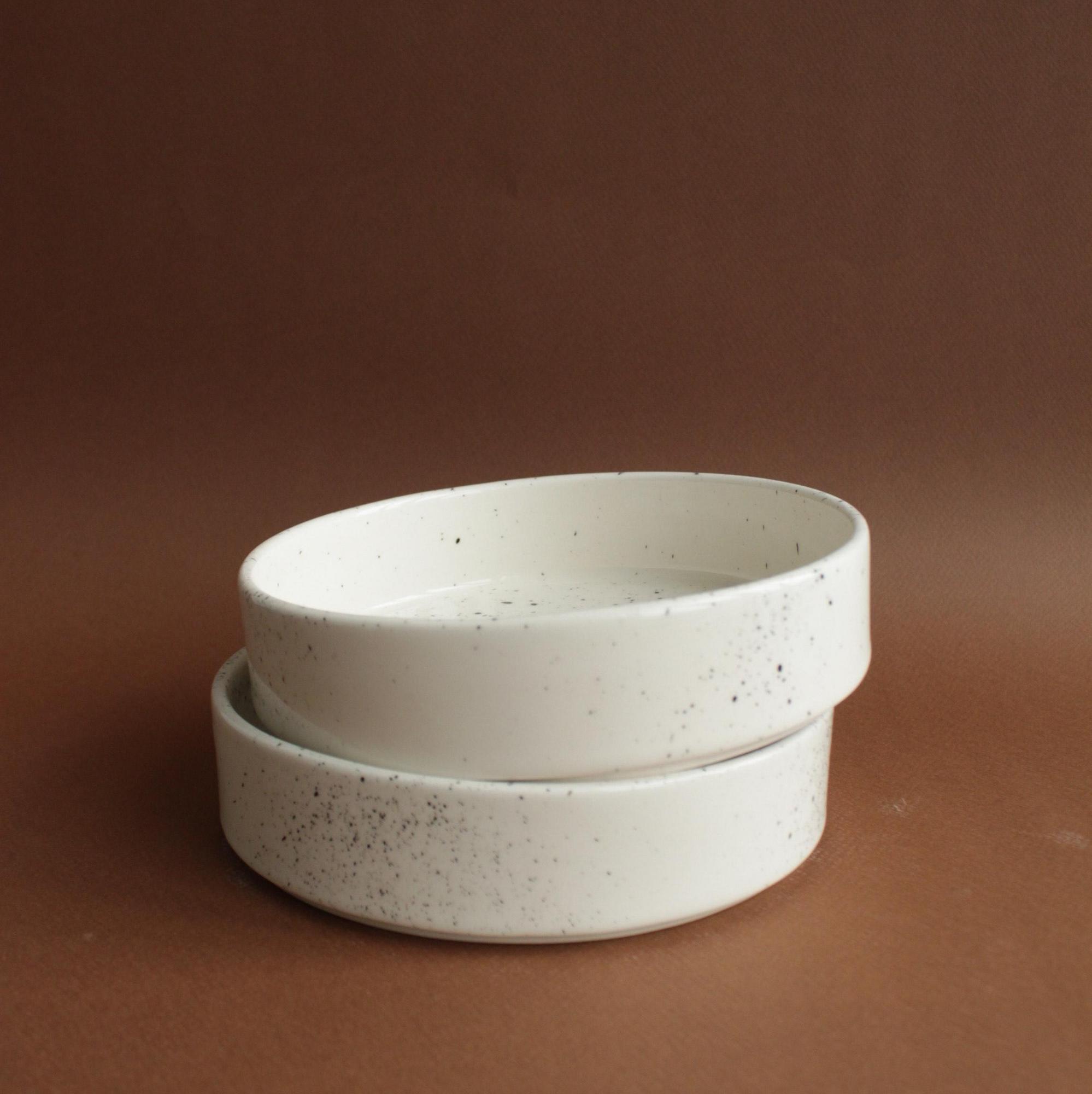 Тарелка с вертикальным бортом в крапинку