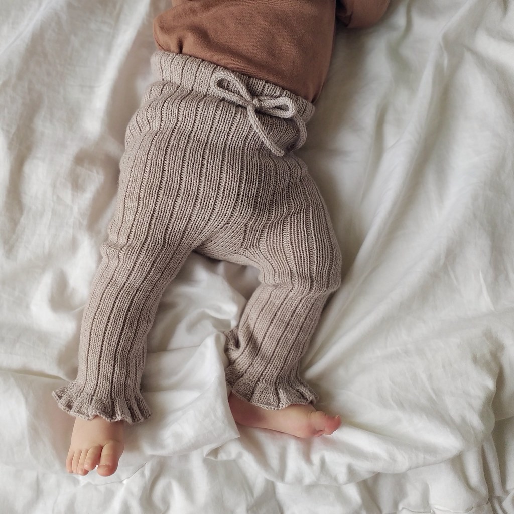 Описание "Штанишки в рубчик с оборкой"