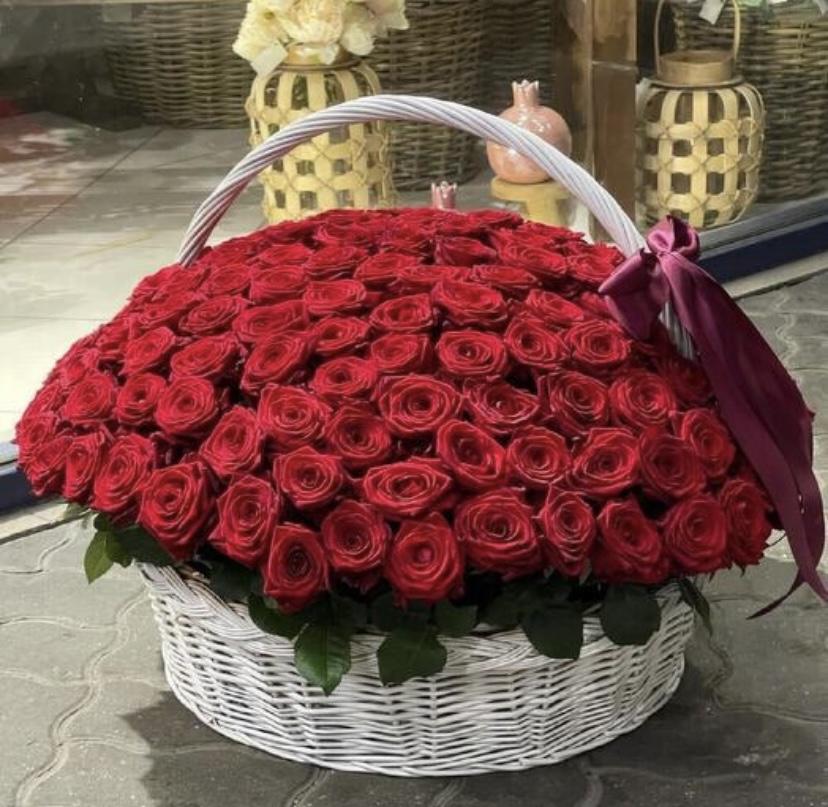 101 Роза Эквадор в корзине
