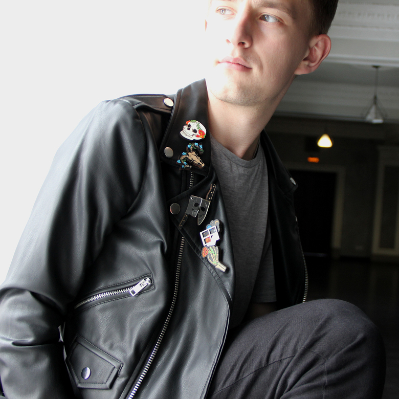 Брошь "ЗА ОКНОМ ВЕТЕР"