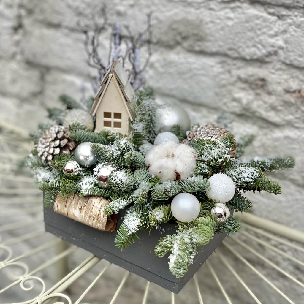 Новогодняя композиция в ящике из живой хвои "Снежное утро"