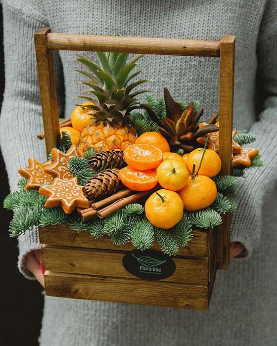 Ящик с композицией из живой хвои с мандаринами и ананасом