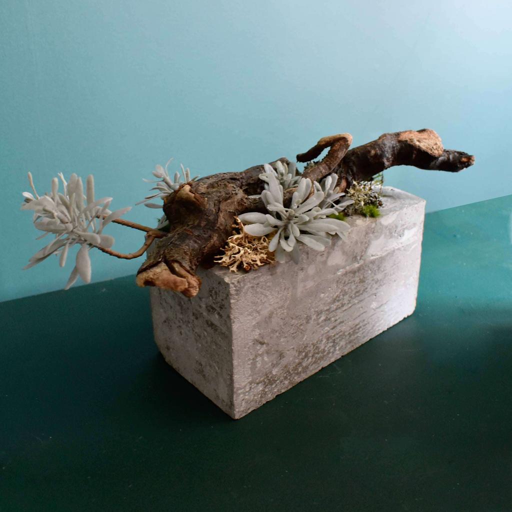 Искусственная композиция "Морское дно" в бетонном кашпо