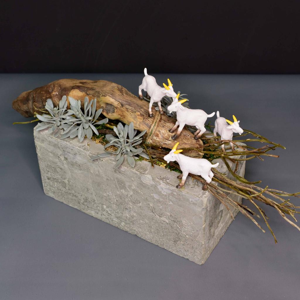 Искусственная композиция "Козы" в бетонном кашпо