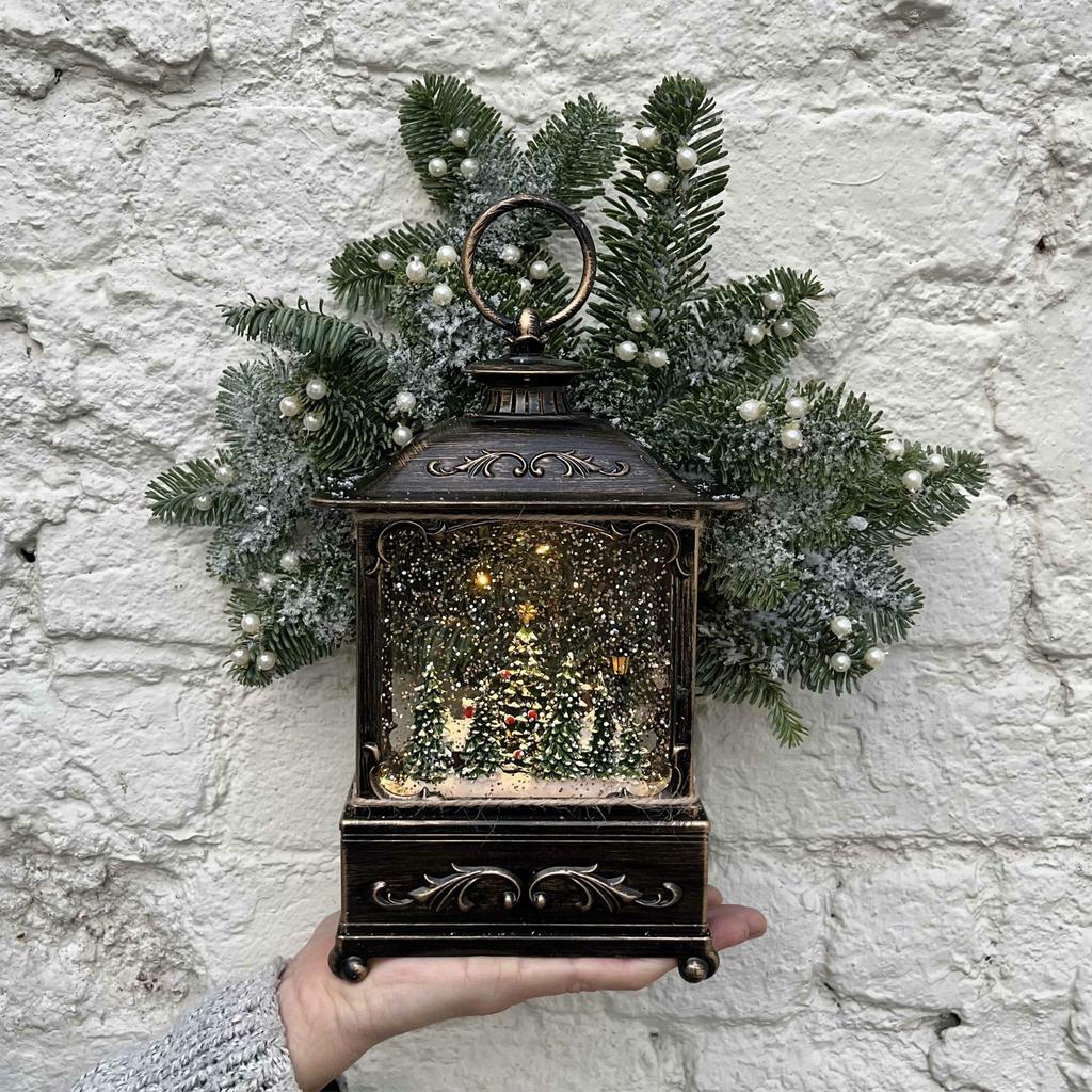 Композиция с ветками из живой хвои "Музыкальный фонарь"