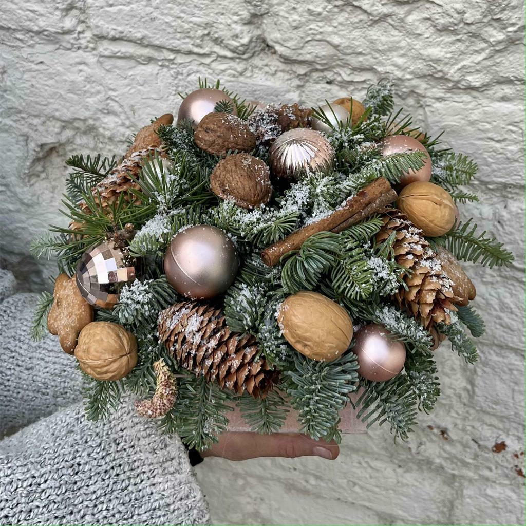 Композиция из живой хвои "Корица, шишки и орехи"