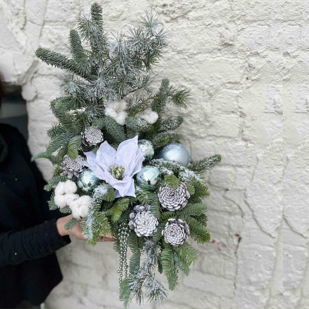 Композиция из живой хвои "Рождественская звезда"
