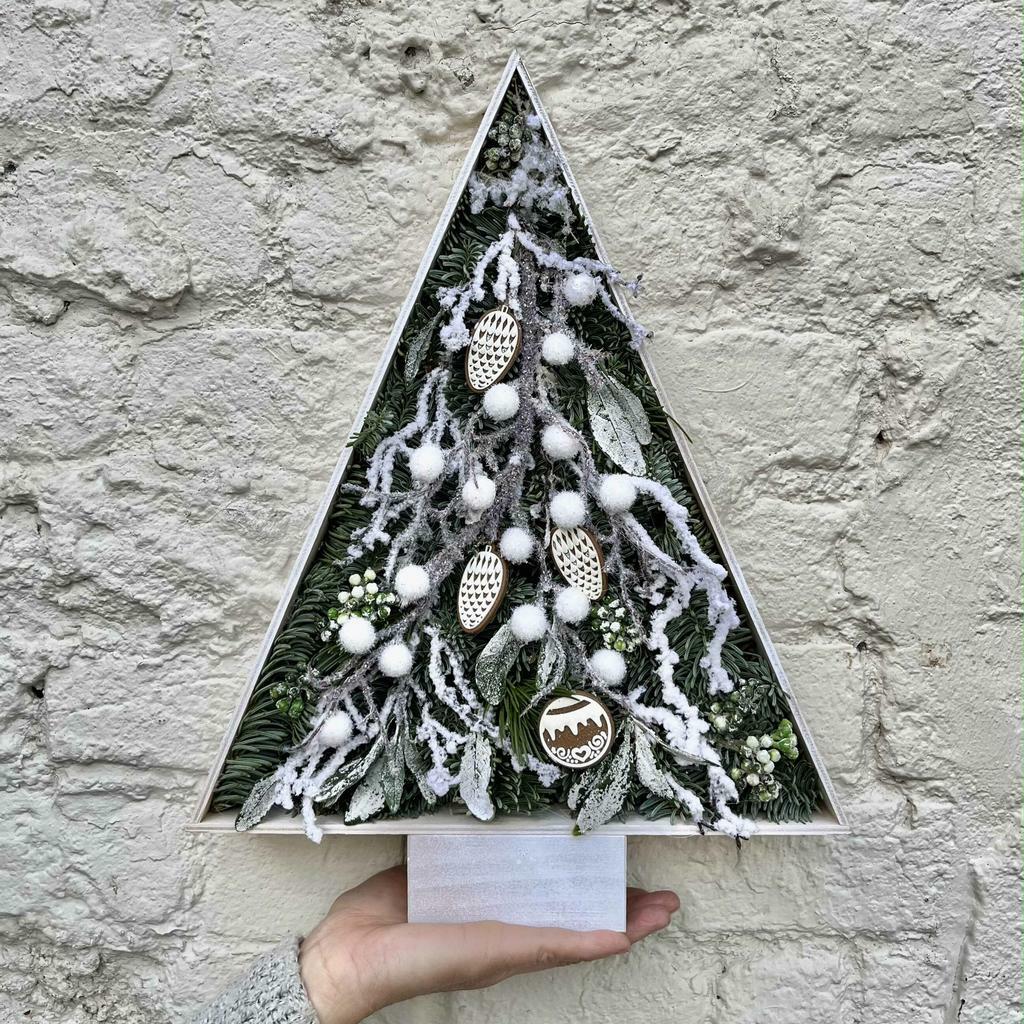 Ёлка из живой хвои в деревянном ящике "Зимние узоры"