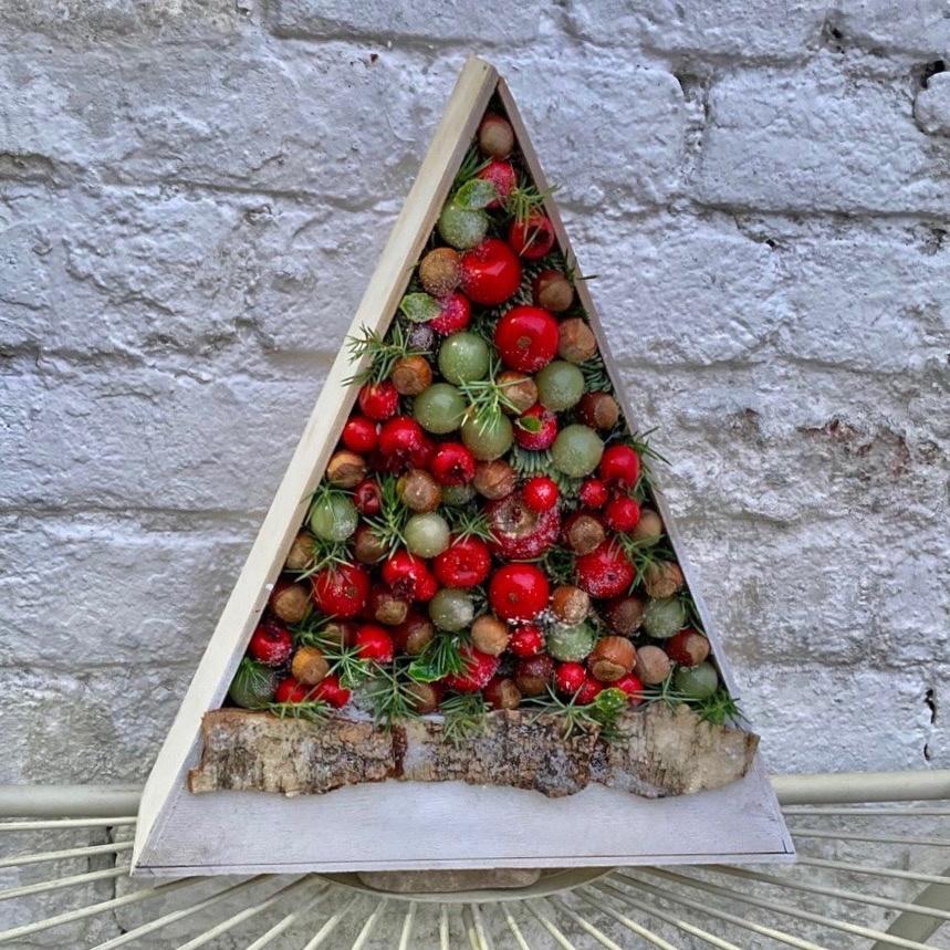 Ёлка из живой хвои в деревянном ящике "Ягодная"