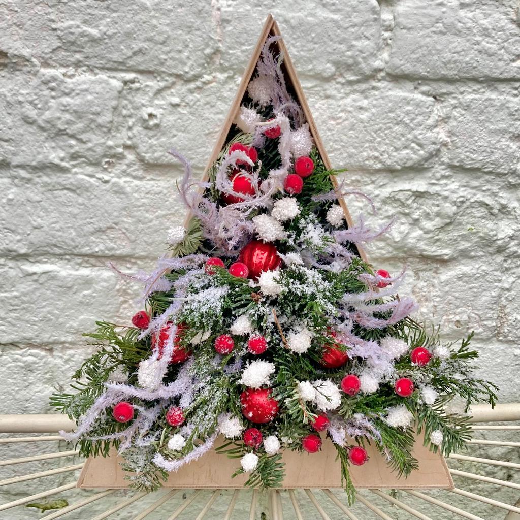 Ёлка из живой хвои в деревянном ящике "Ягодная"