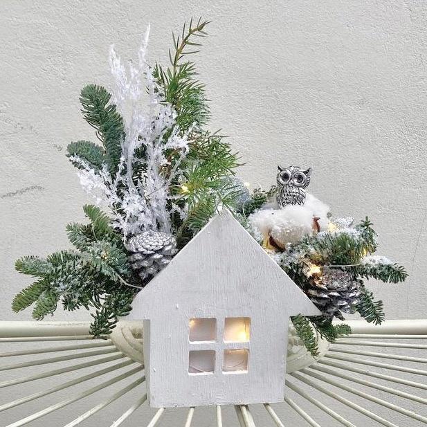 Композиция из живой хвои "Домик"