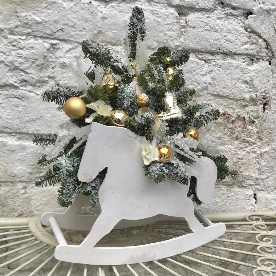 Композиция из живой хвои "Лошадка"