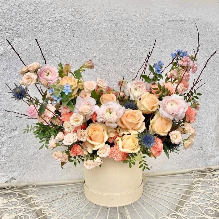 Композиция из живых цветов в коробке "Парижанка"