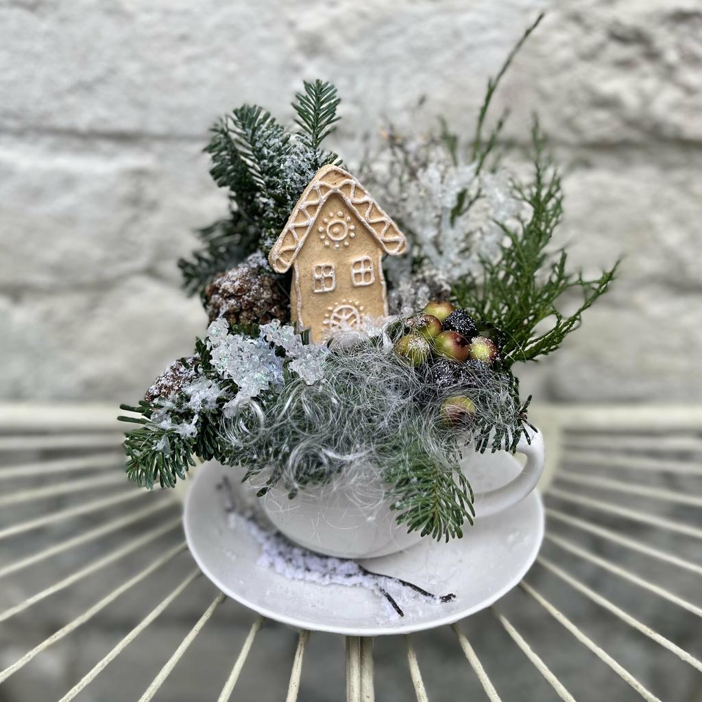 Композиция из живой хвои "Снежная чашка"