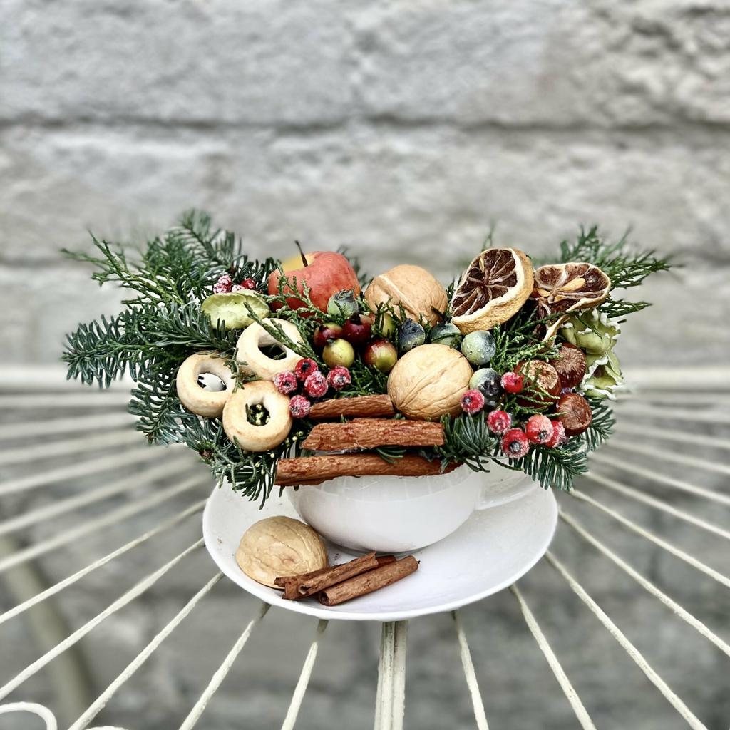 Композиция из живой хвои "Пряная чашка"