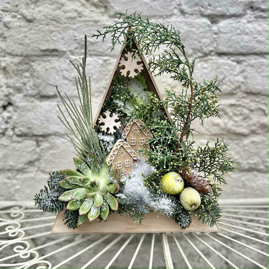 Ёлка из живой хвои в деревянном ящике "Деревенька"