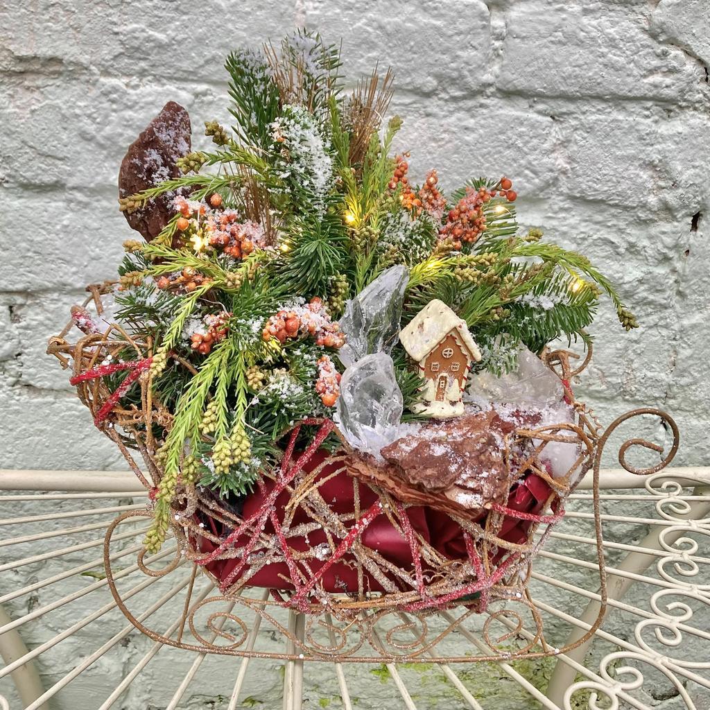 Композиция из живой хвои "Санки с зимним лесом"