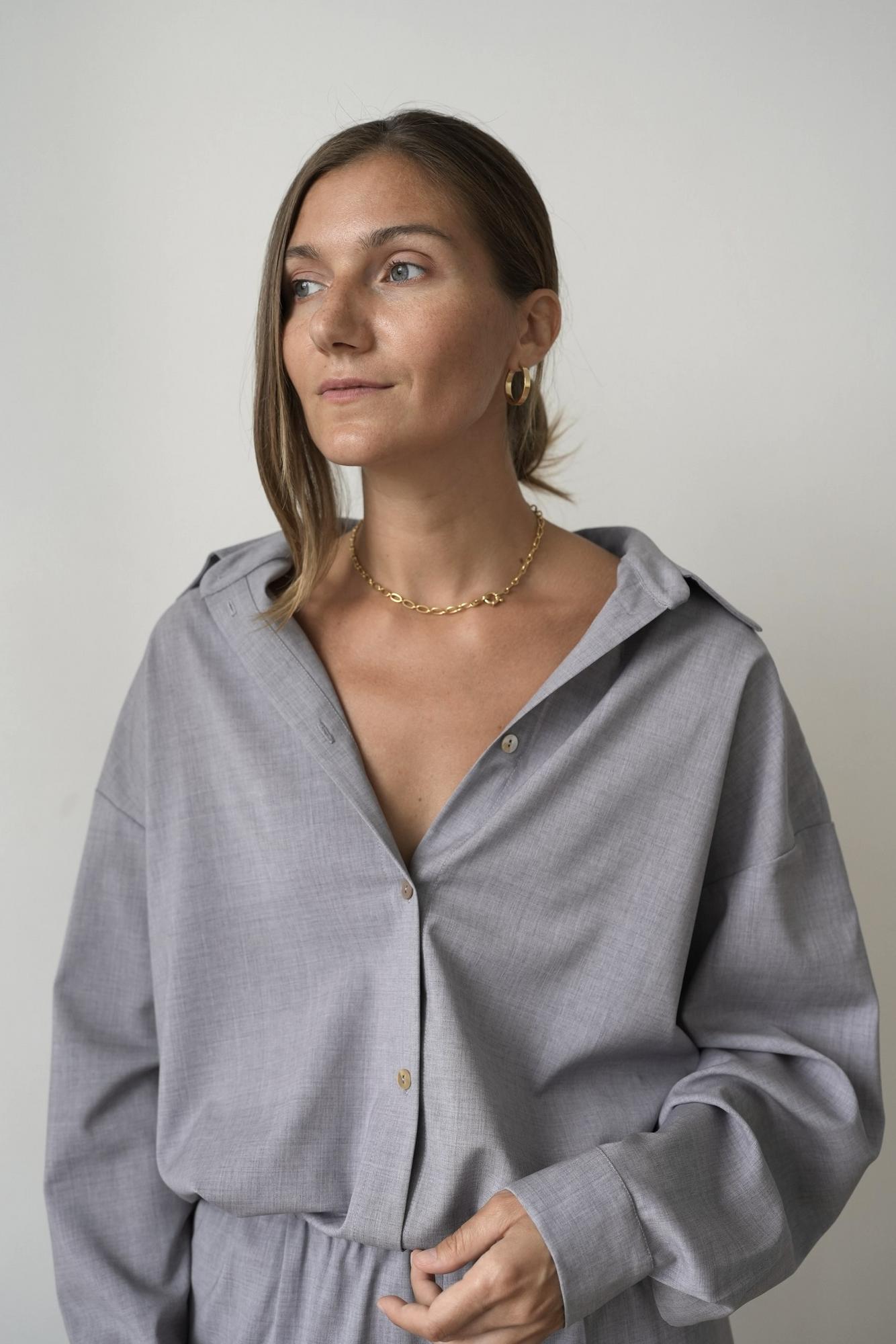 Рубашка со спущенным плечом из шерсти