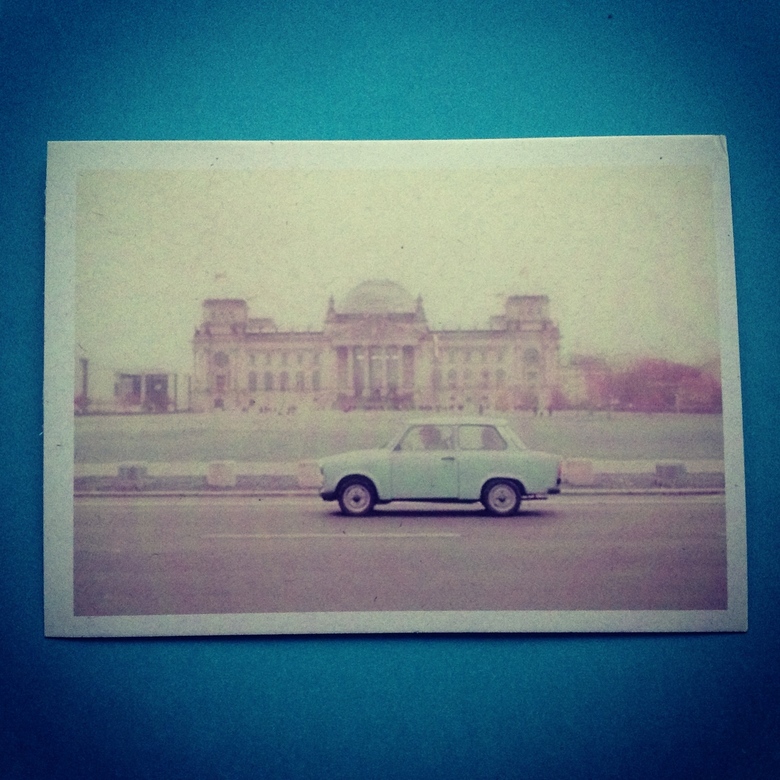 Небесного цвета автомобиль