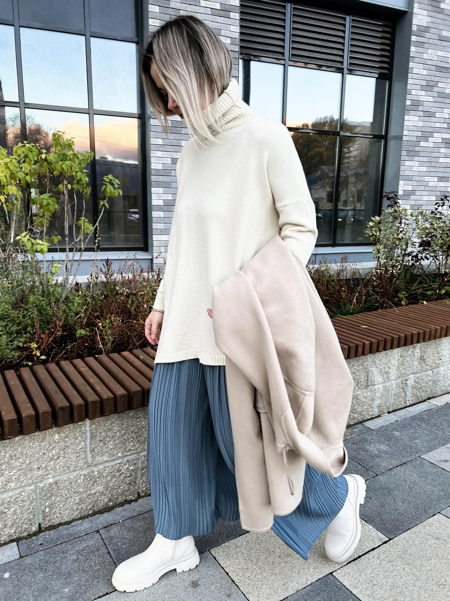 Свитер асимметричный с горлом, молочный