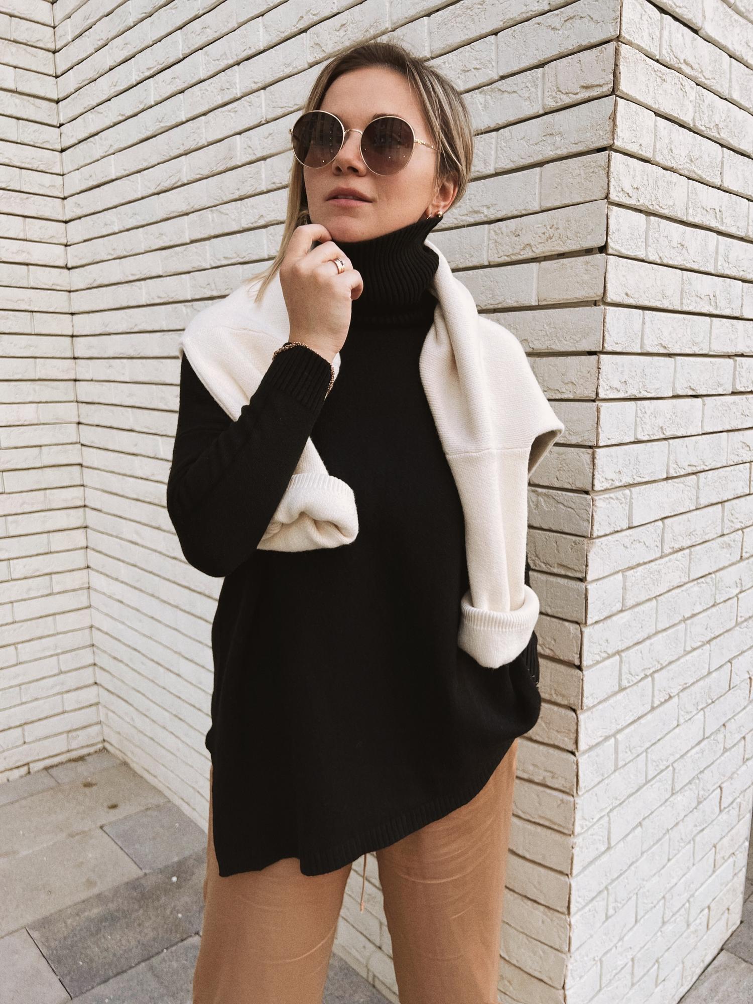 Свитер асимметричный с горлом, черный