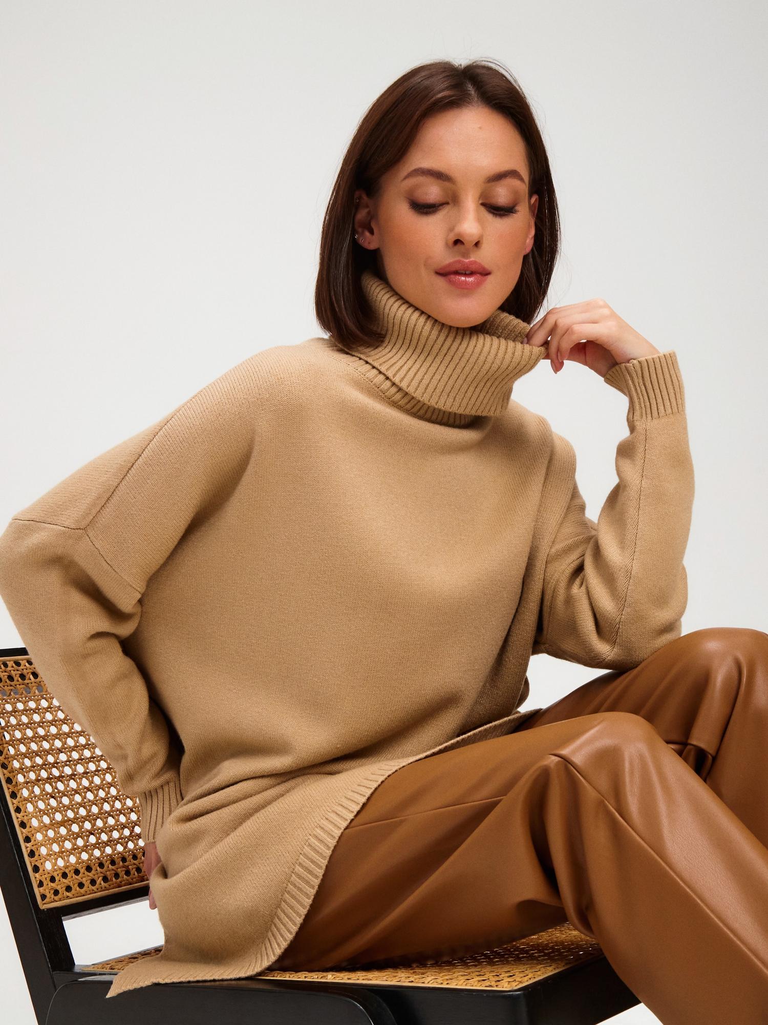 Свитер ассиметричный с горлом, бежевый