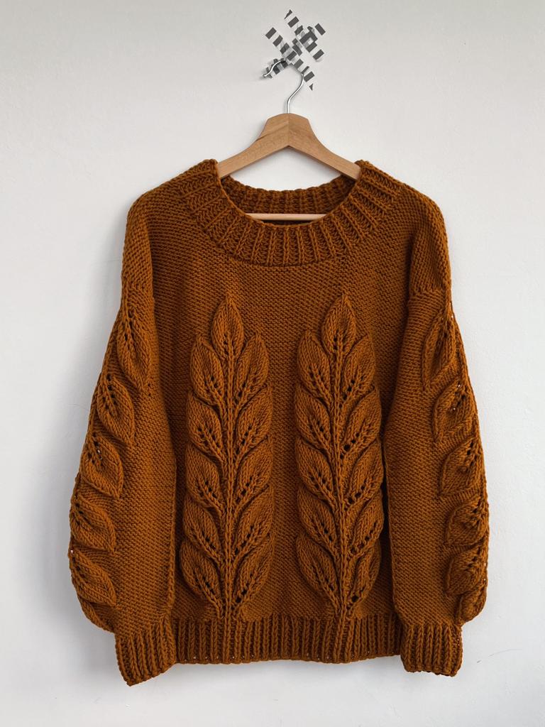 Свитер с листьями, корица