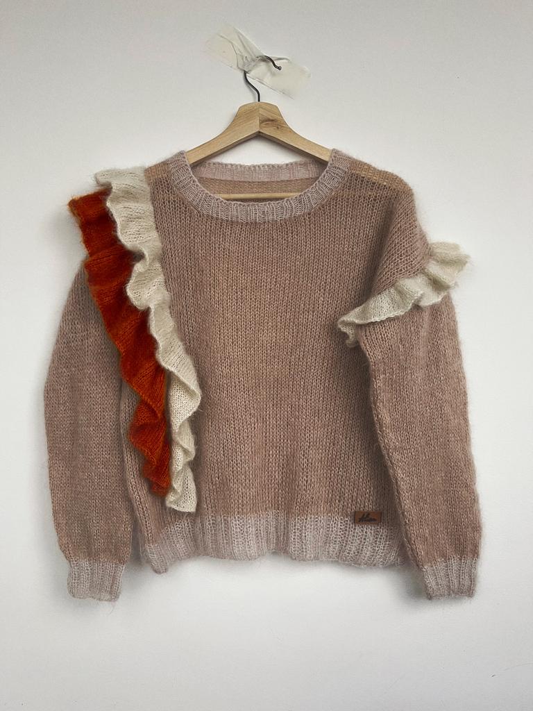 Свитер с воланами