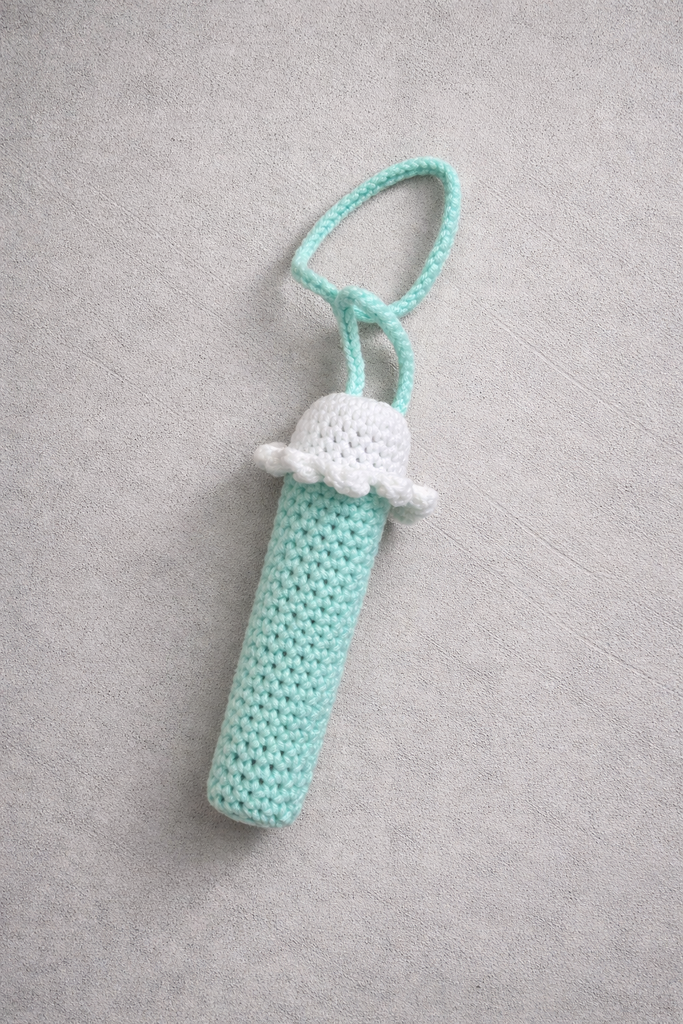 Вязаный футляр-брелок для помады/блеска